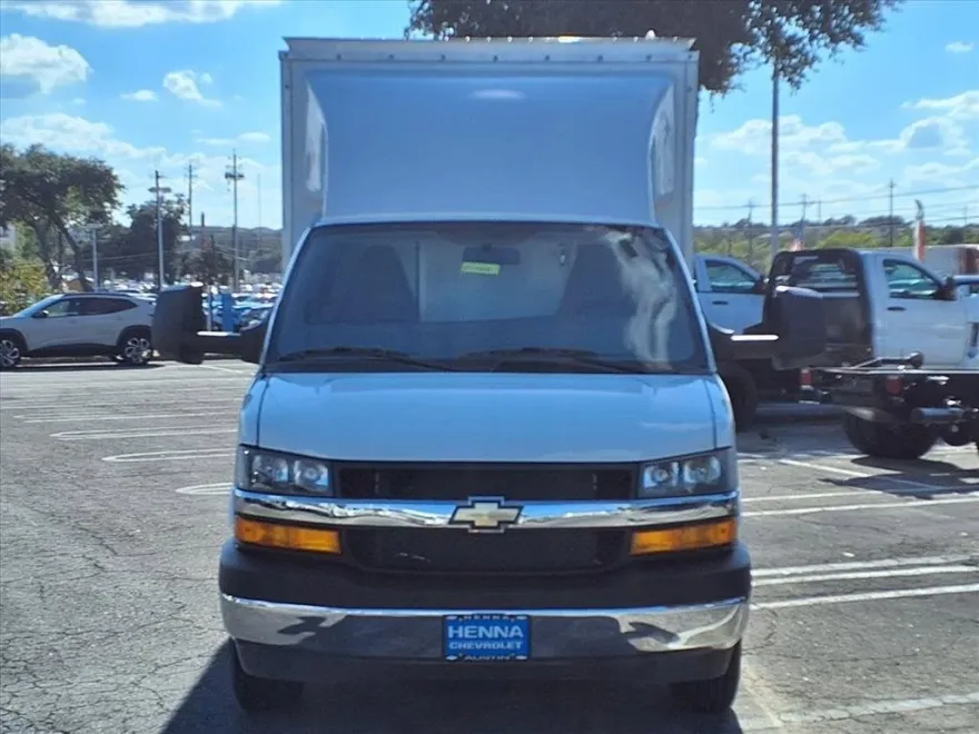 2025 Chevrolet Express Cutaway 3500 photo 1