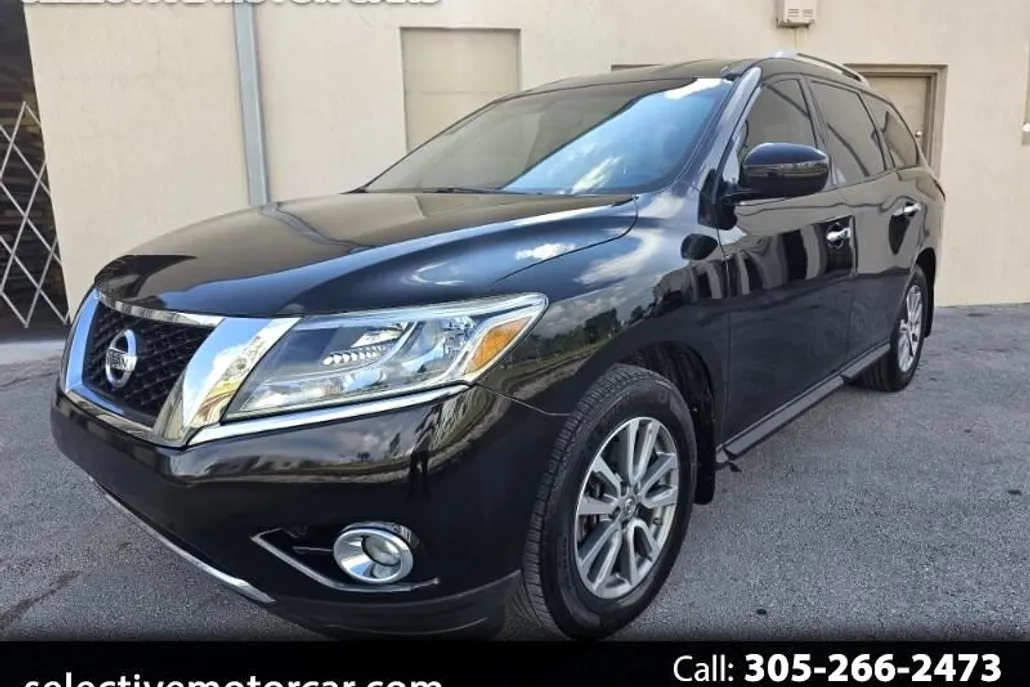 2015 Nissan Pathfinder SV photo 1
