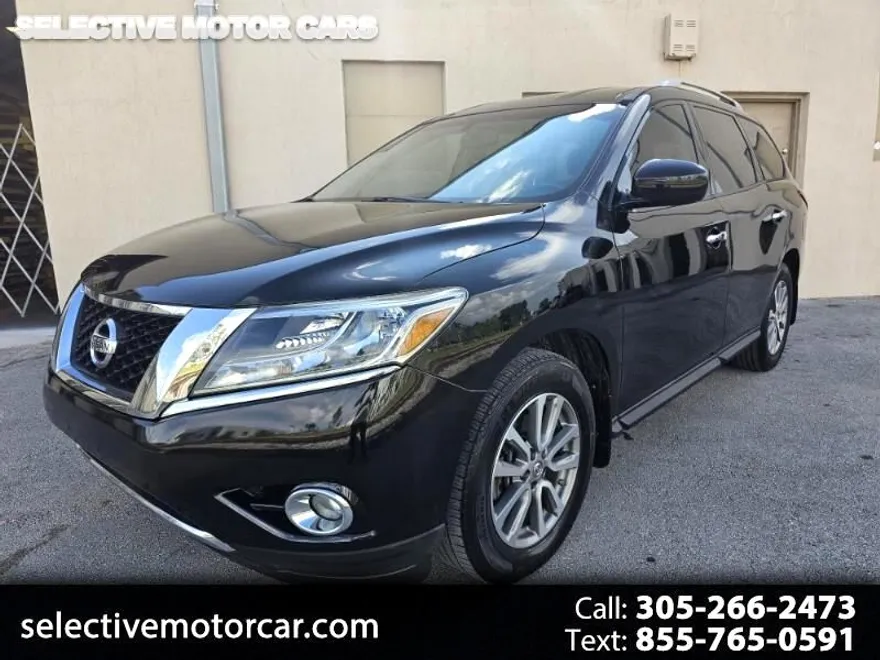2015 Nissan Pathfinder SV photo 1