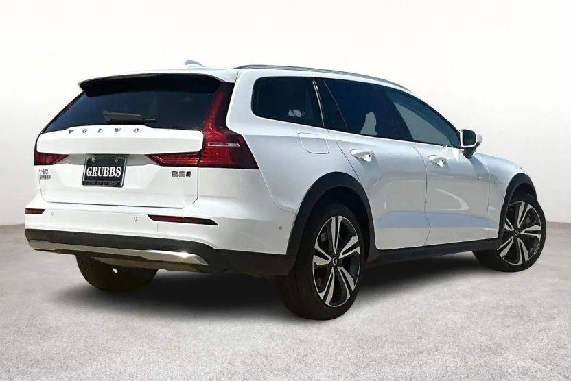 2024 Volvo V60 Cross Country Plus photo 1