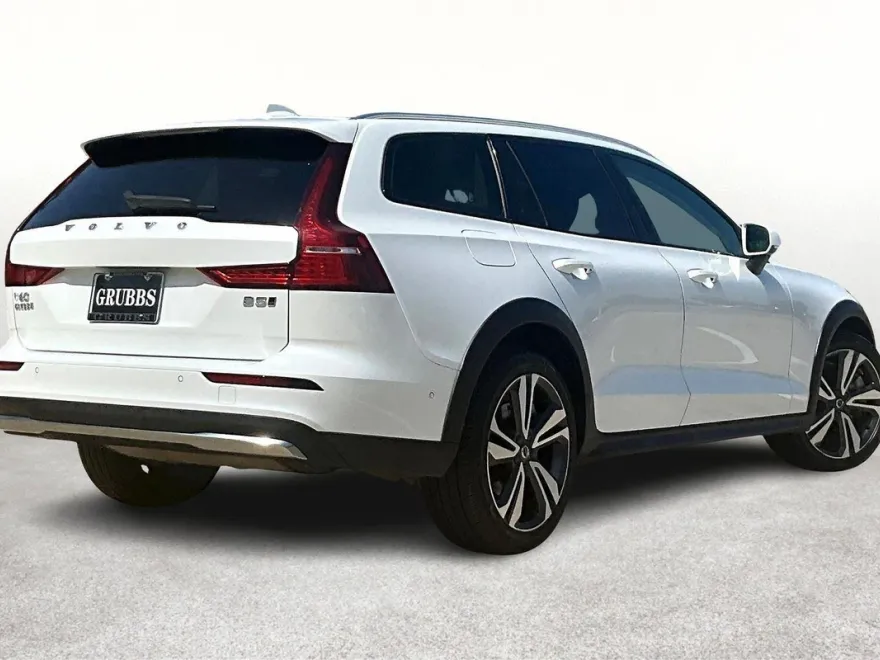 2024 Volvo V60 Cross Country Plus photo 1