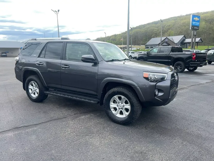 2019 Toyota 4Runner SR5 photo 1