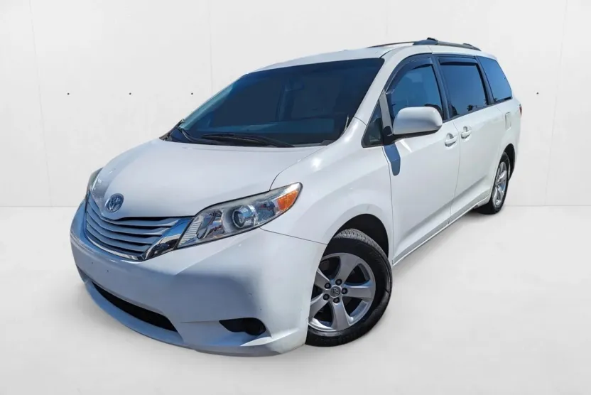 2017 Toyota Sienna LE photo 1