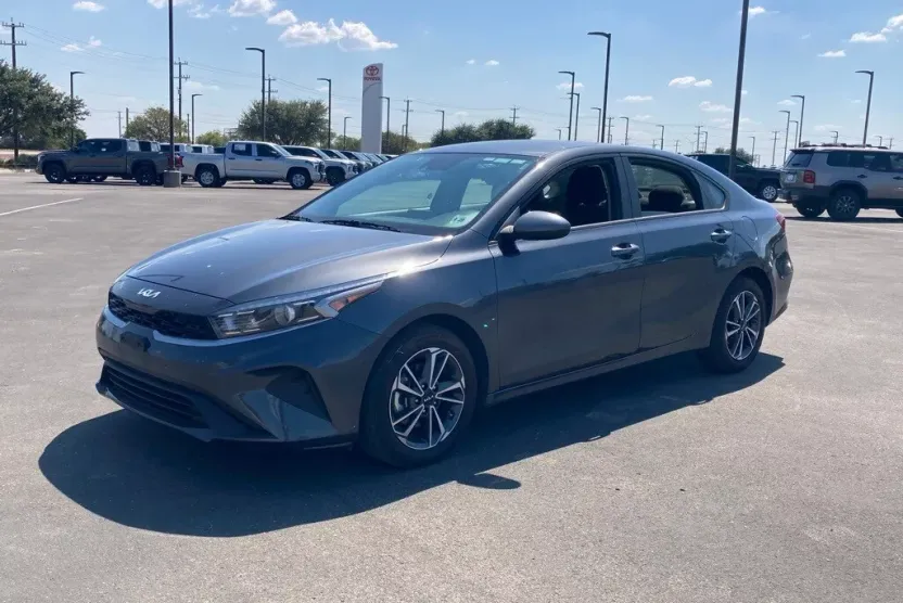 2024 Kia Forte LXS photo 1