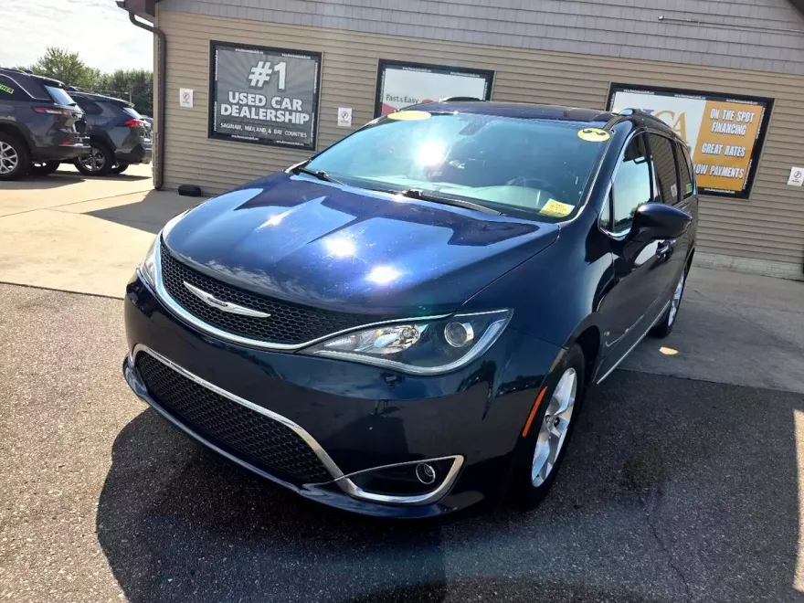2017 Chrysler Pacifica Touring Plus photo 1