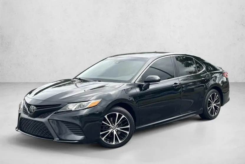 2018 Toyota Camry SE photo 1