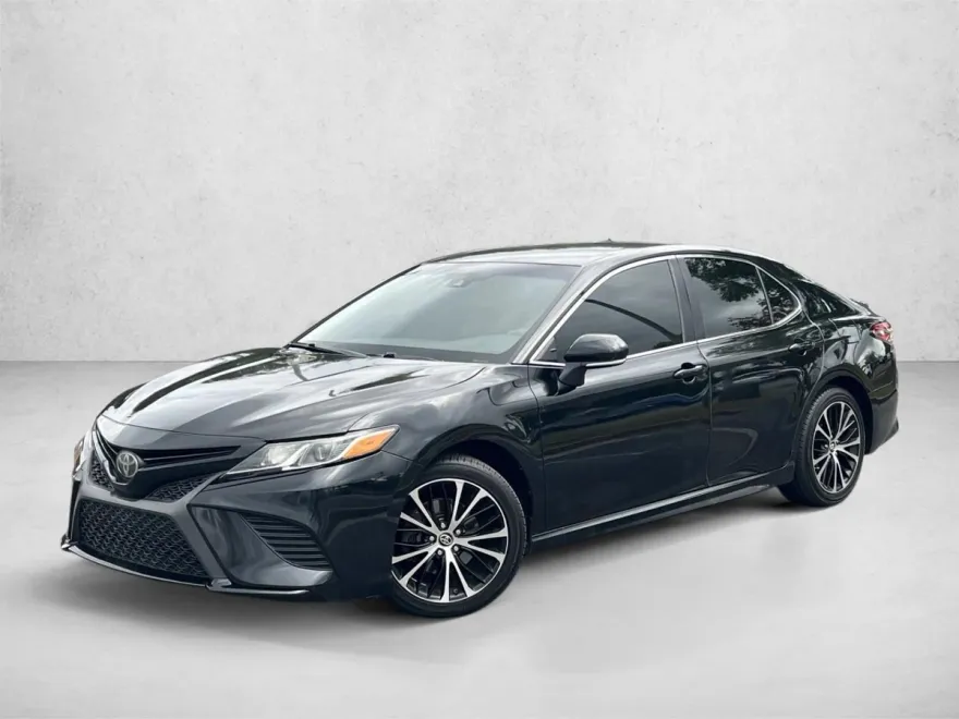 2018 Toyota Camry SE photo 1