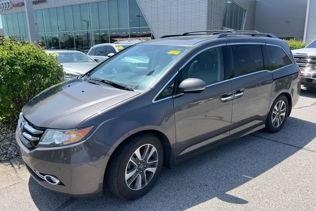 2016 Honda Odyssey Touring photo 1