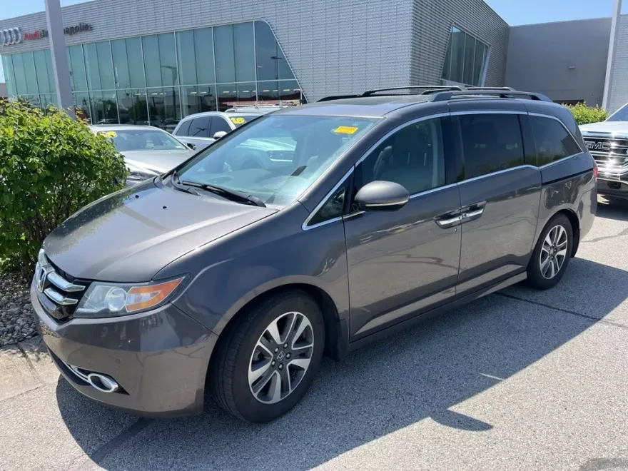 2016 Honda Odyssey Touring photo 1