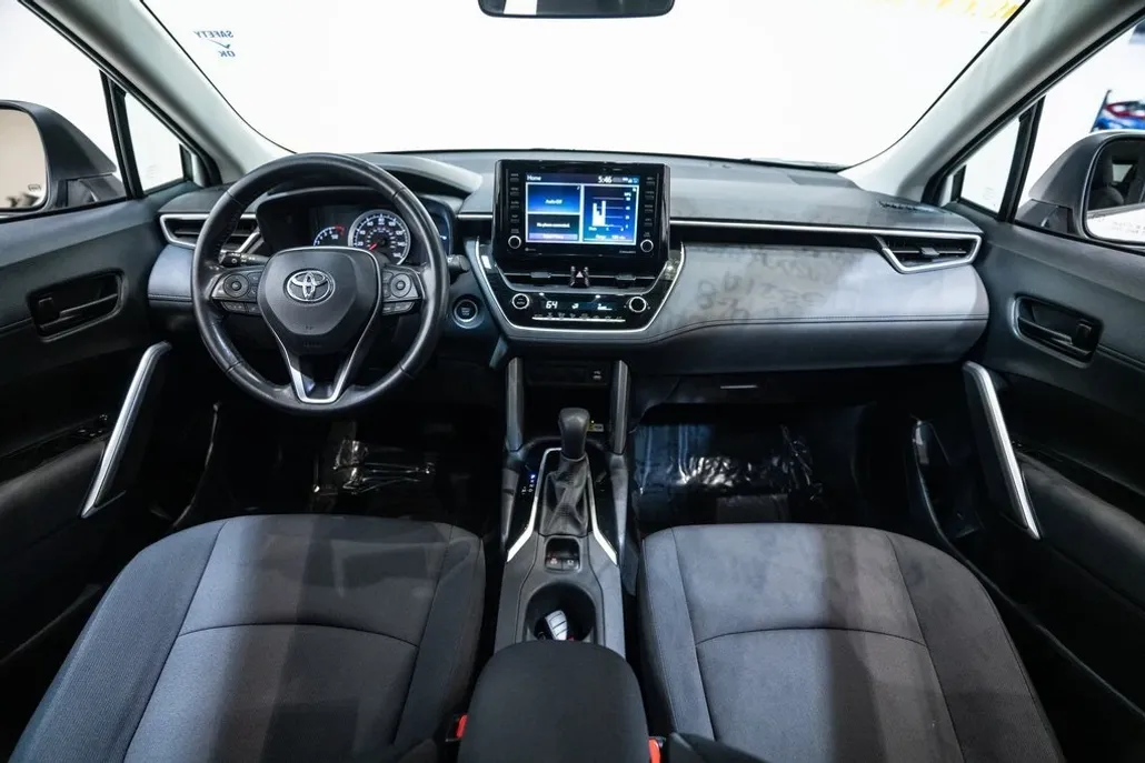 2022 Toyota Corolla Cross LE photo 1