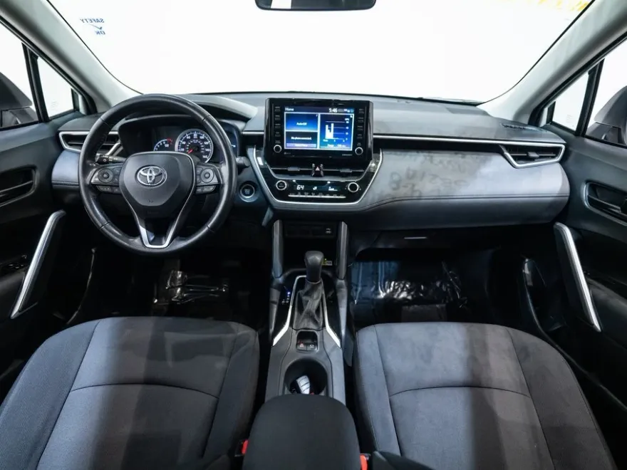 2022 Toyota Corolla Cross LE photo 1