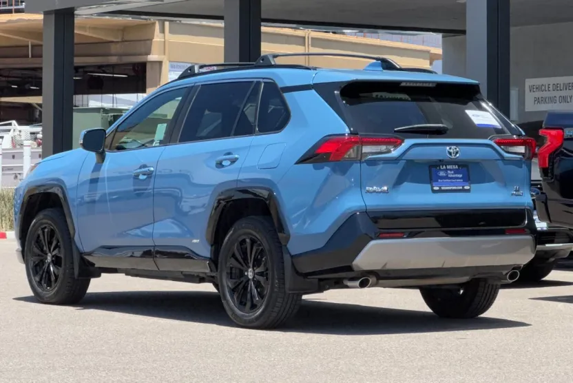 2022 Toyota RAV4 Hybrid SE photo 1