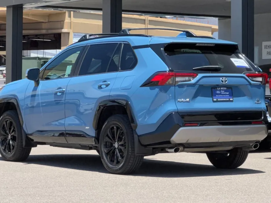 2022 Toyota RAV4 Hybrid SE photo 1