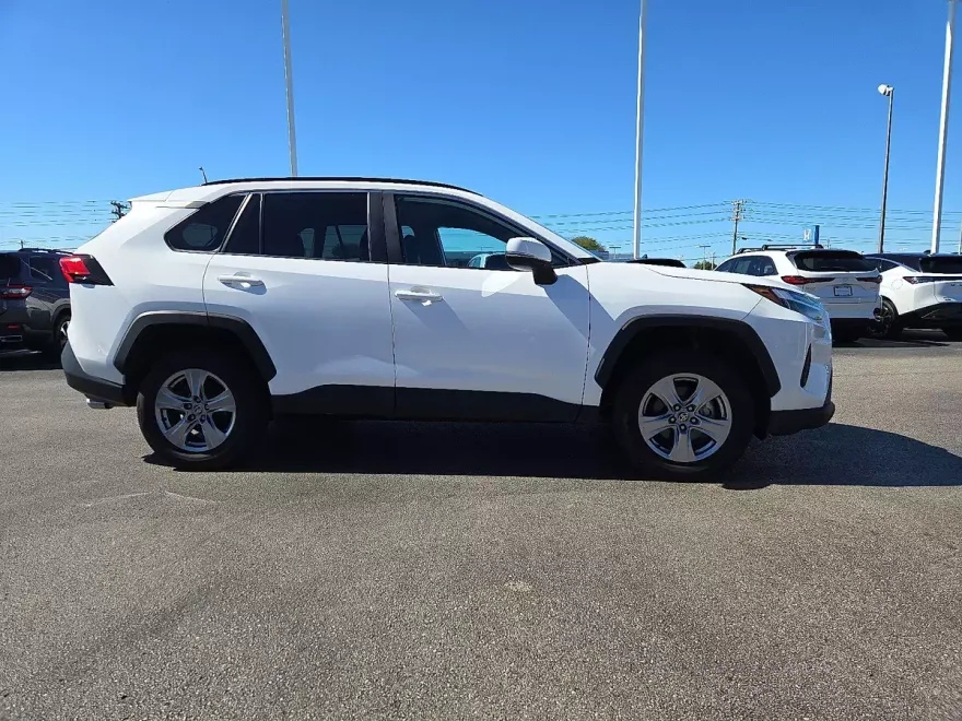 2023 Toyota RAV4 XLE photo 1