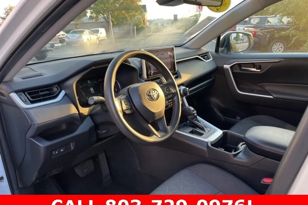 2024 Toyota RAV4 XLE photo 1