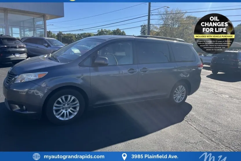 2014 Toyota Sienna L photo 1
