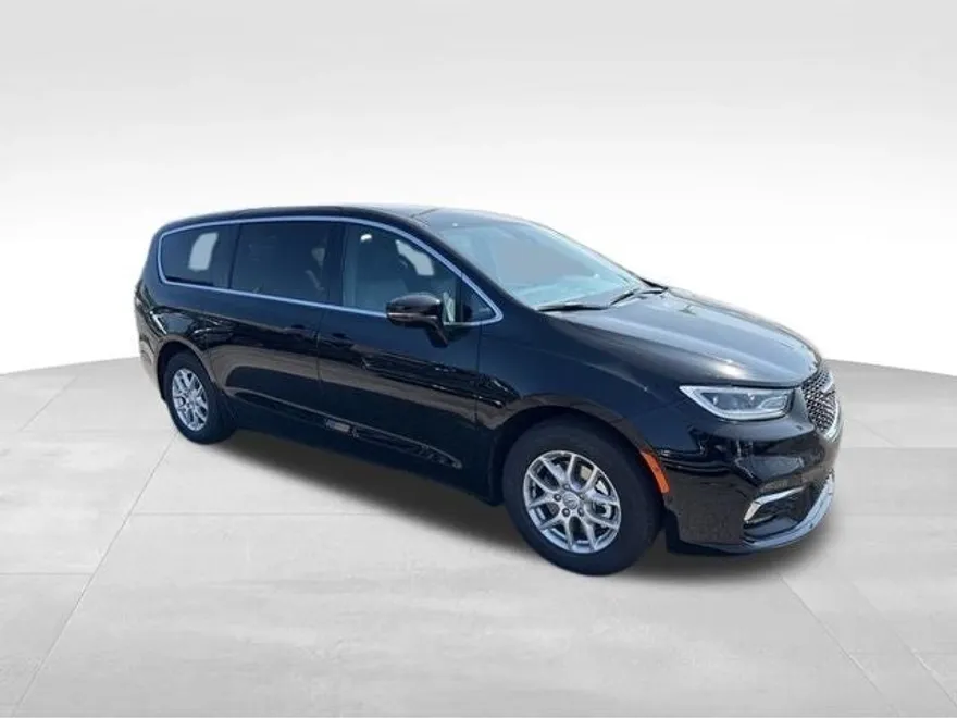 2026 Chrysler Pacifica photo 1