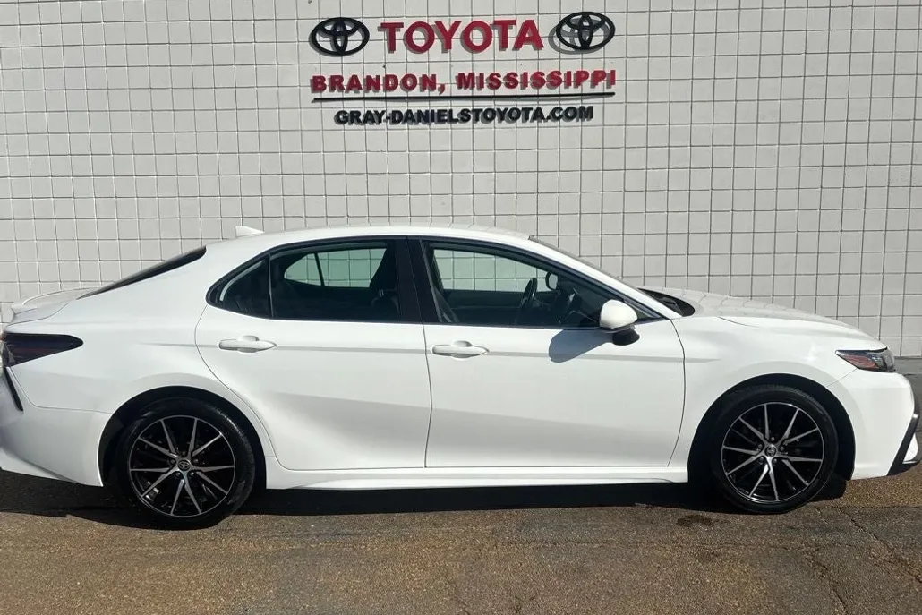 2021 Toyota Camry SE photo 1