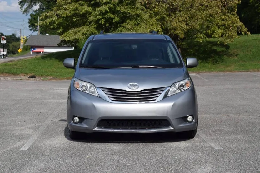 2017 Toyota Sienna XLE photo 1
