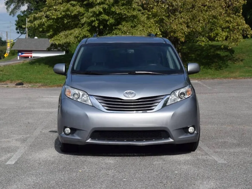 2017 Toyota Sienna XLE photo 1