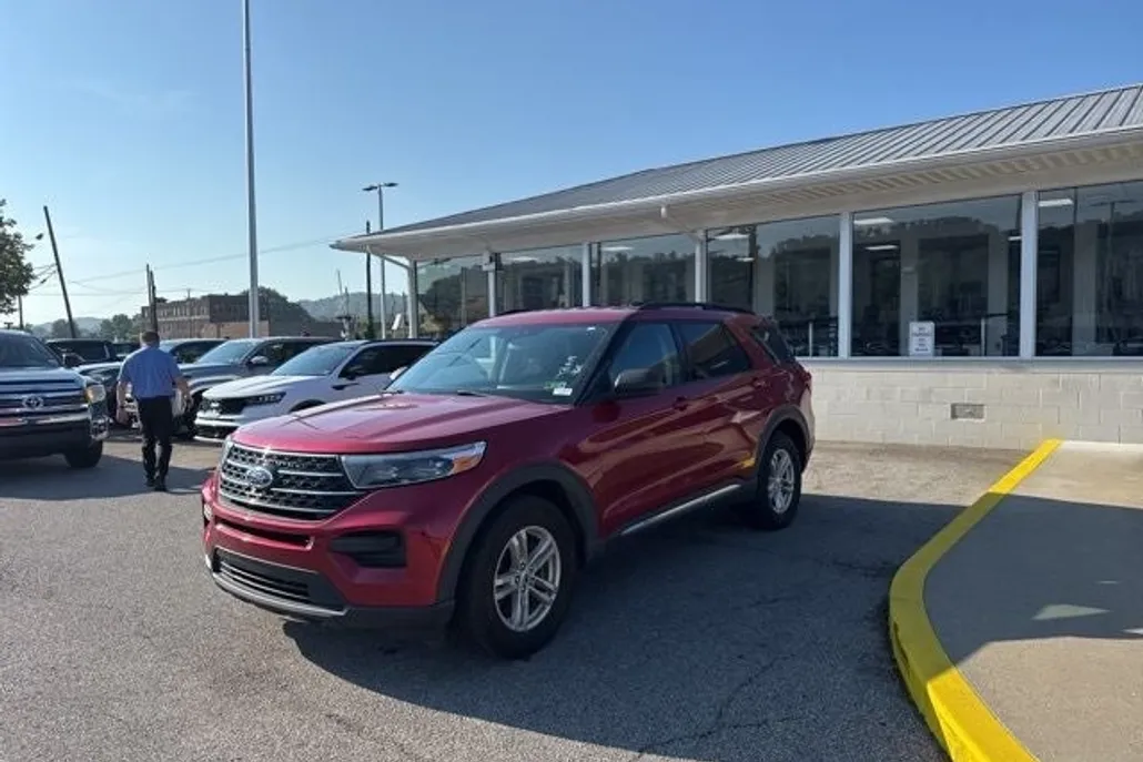 2020 Ford Explorer XLT photo 1