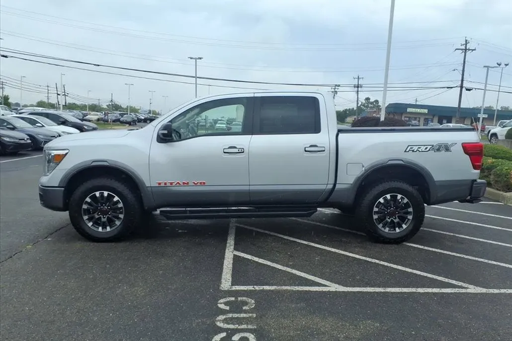 2019 Nissan Titan PRO-4X photo 1