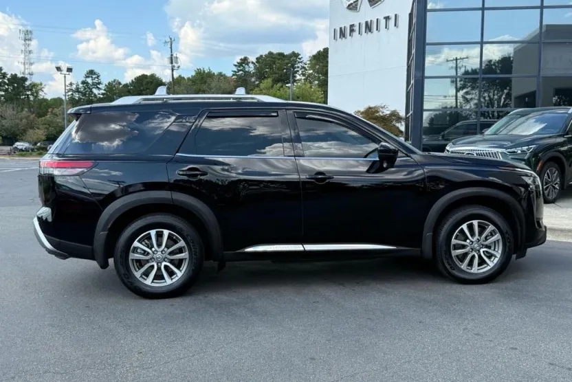 2022 Nissan Pathfinder Platinum photo 1