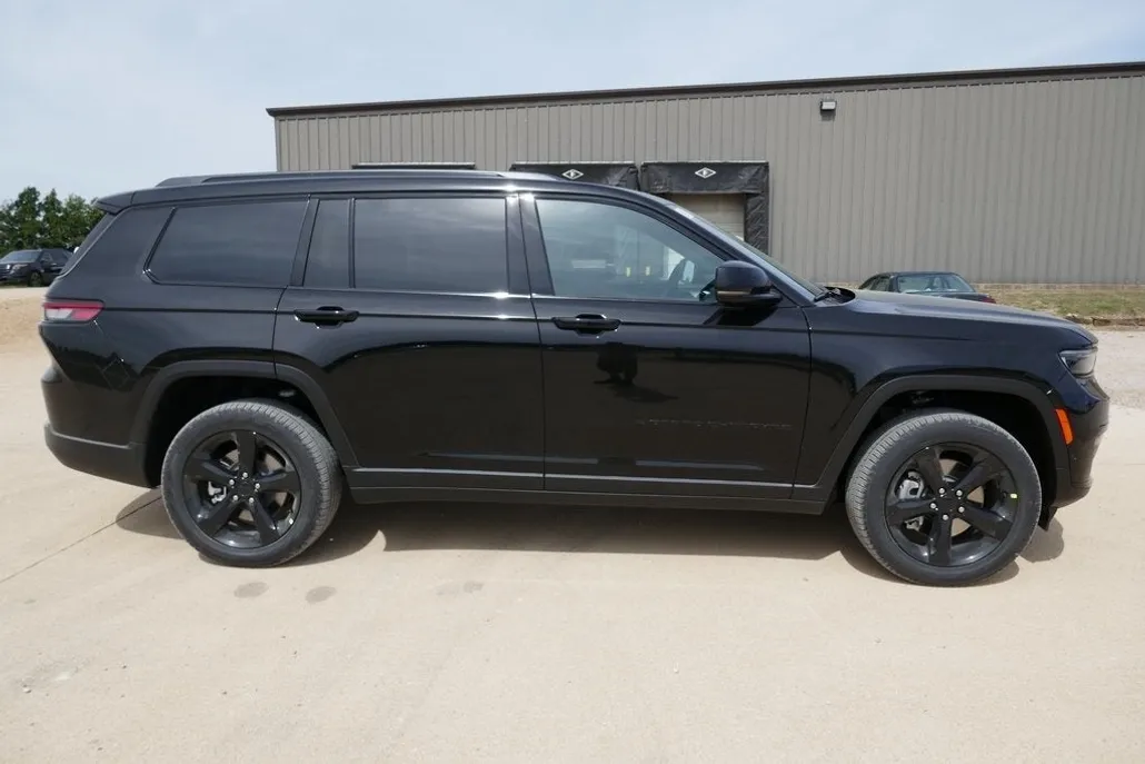2025 Jeep Grand Cherokee L photo 1