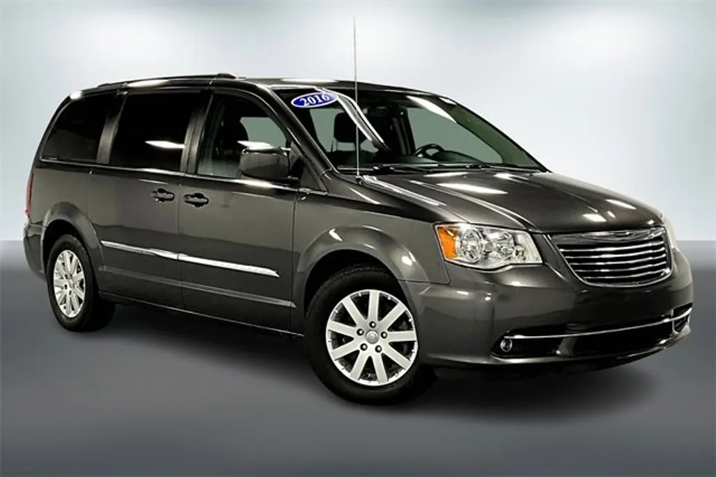 2016 Chrysler Town & Country Touring photo 1