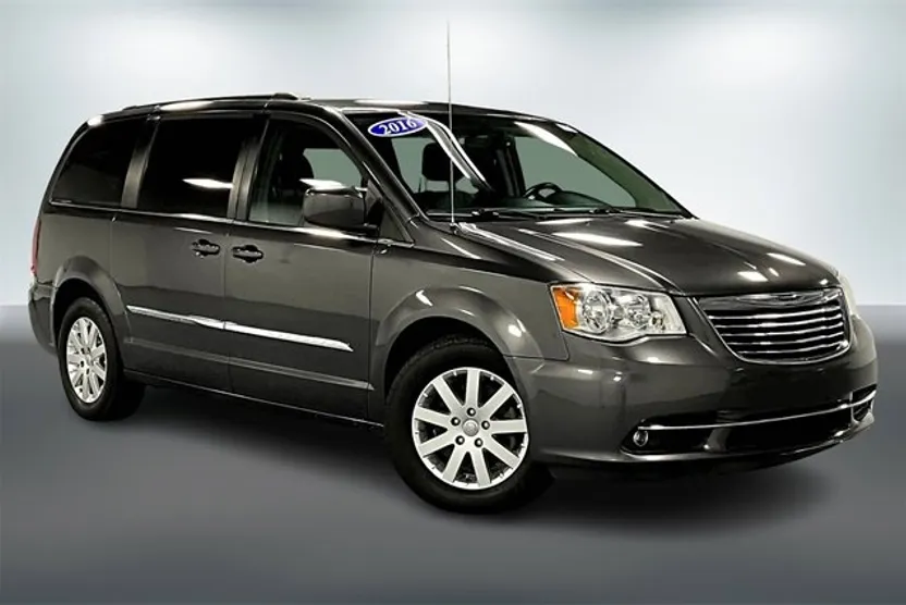 2016 Chrysler Town & Country Touring photo 1