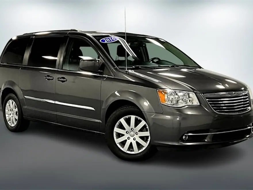 2016 Chrysler Town & Country Touring photo 1