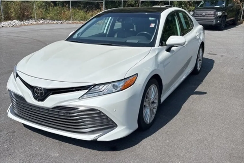 2020 Toyota Camry XLE photo 1