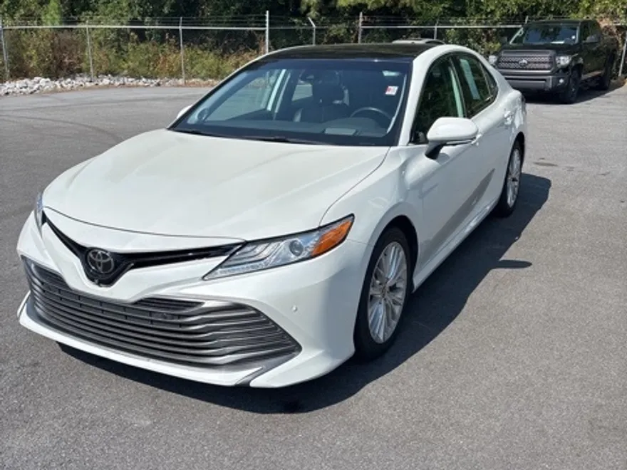 2020 Toyota Camry XLE photo 1
