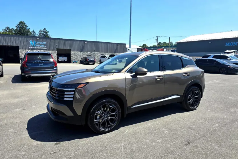 2025 Nissan Kicks SR photo 1