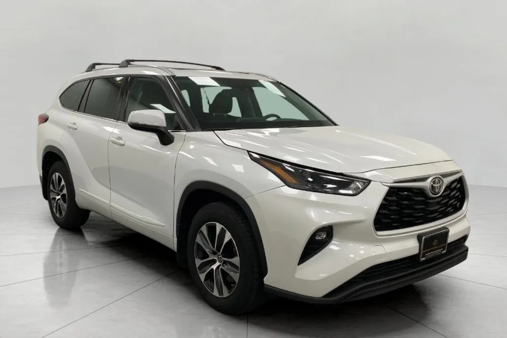 2022 Toyota Highlander XLE photo 1