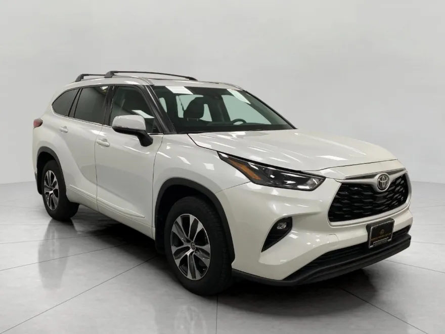 2022 Toyota Highlander XLE photo 1