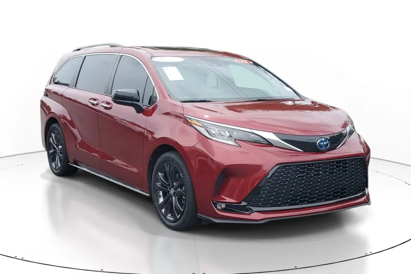 2023 Toyota Sienna XSE photo 1