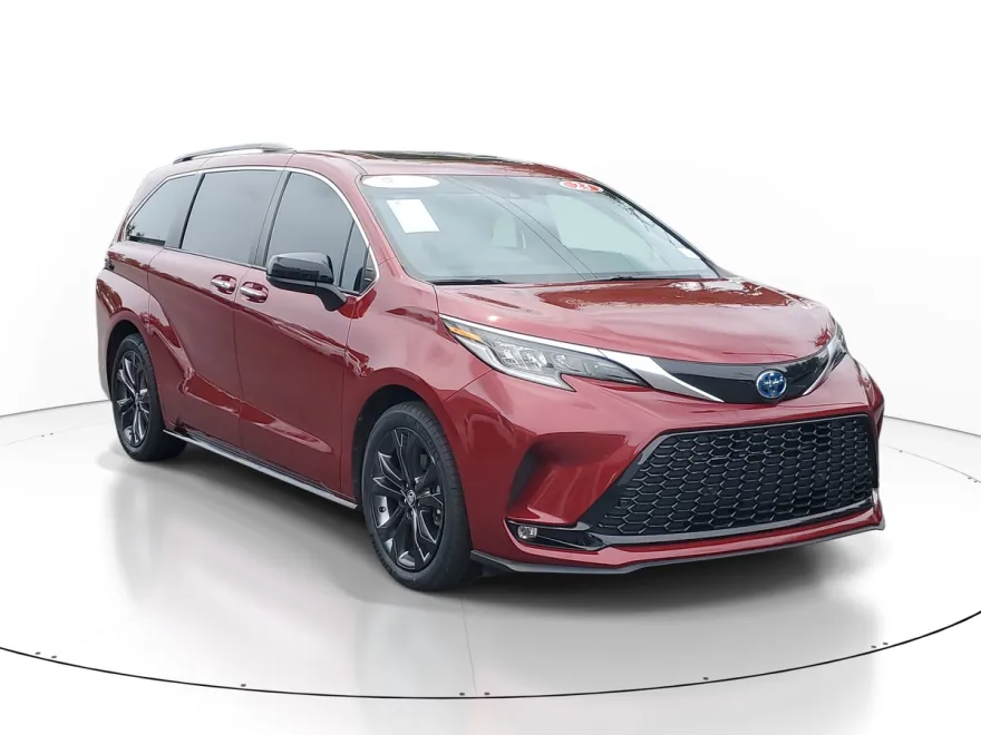 2023 Toyota Sienna XSE photo 1