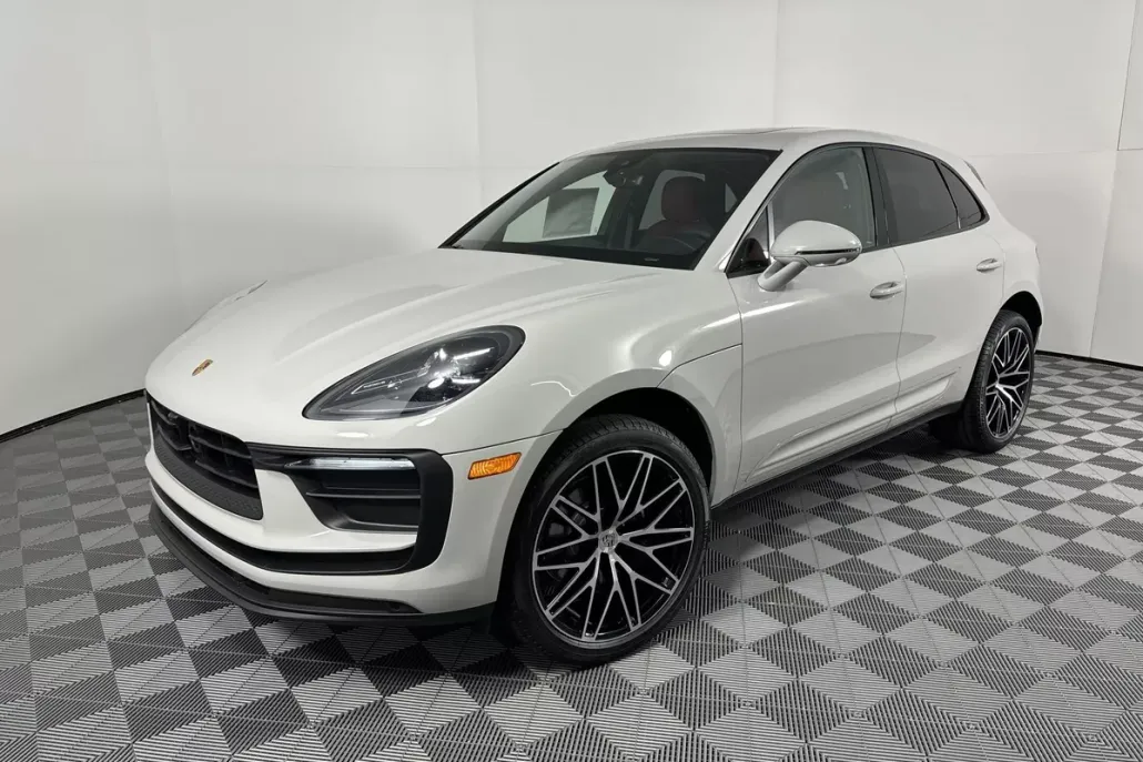 2025 Porsche Macan T photo 1