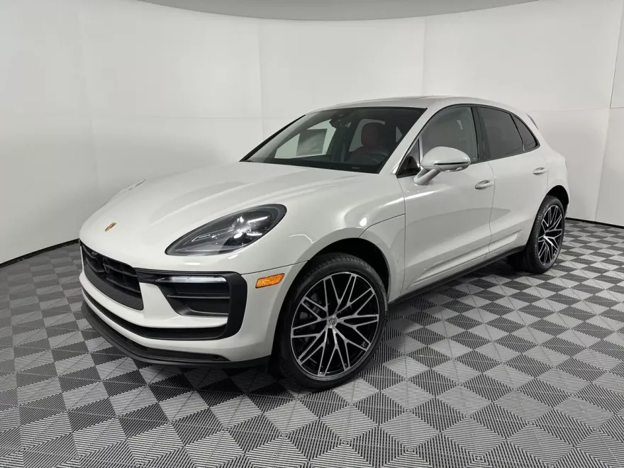 2025 Porsche Macan T photo 1