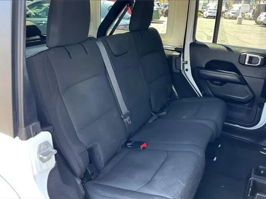2023 Jeep Wrangler Sahara photo 23