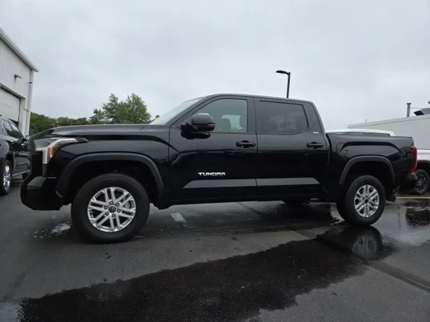 2024 Toyota Tundra SR5 photo 1