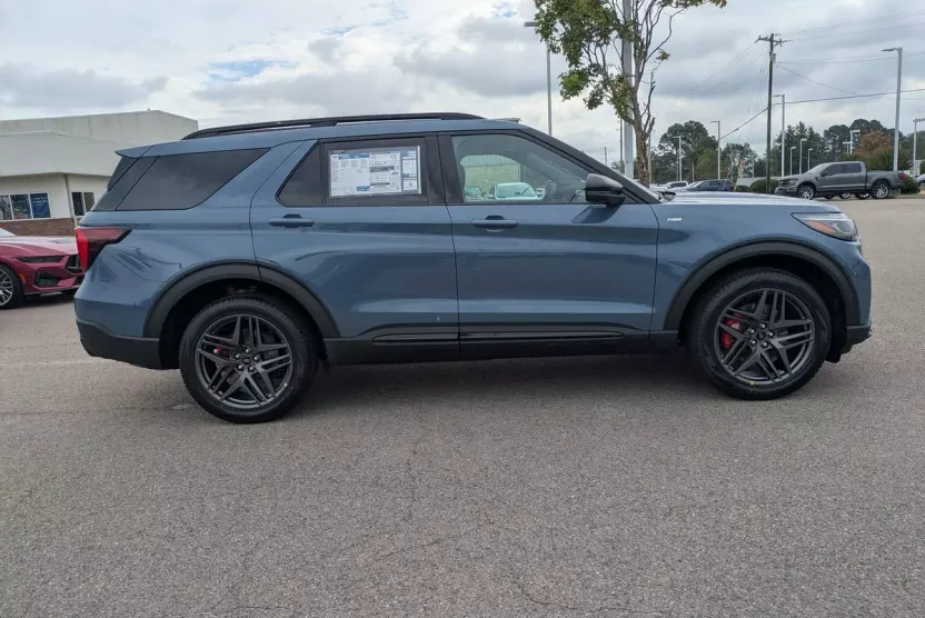 2025 Ford Explorer ST-Line photo 1