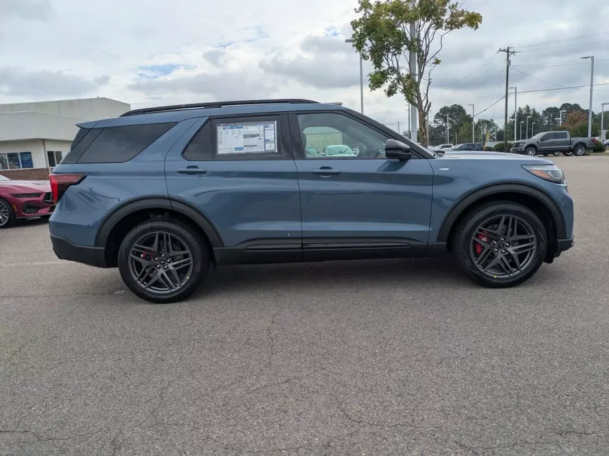 2025 Ford Explorer ST-Line photo 1