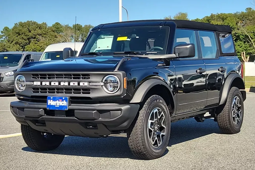 2025 Ford Bronco Base photo 1