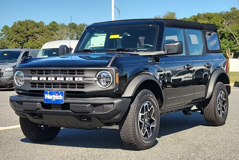 2025 Ford Bronco Base photo 1