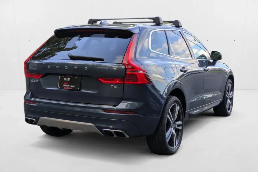 2019 Volvo XC60 Momentum photo 1