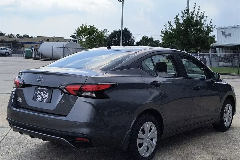2025 Nissan Versa 1.6 S photo 1