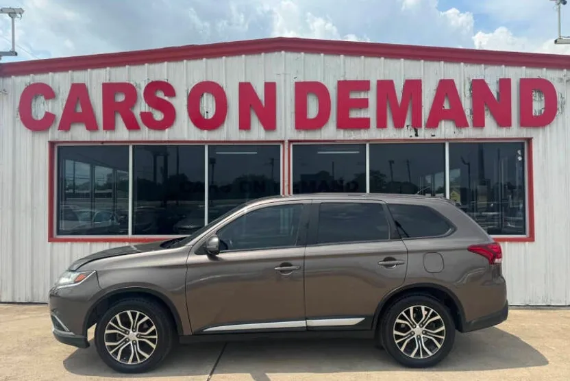 2016 Mitsubishi Outlander SE photo 1