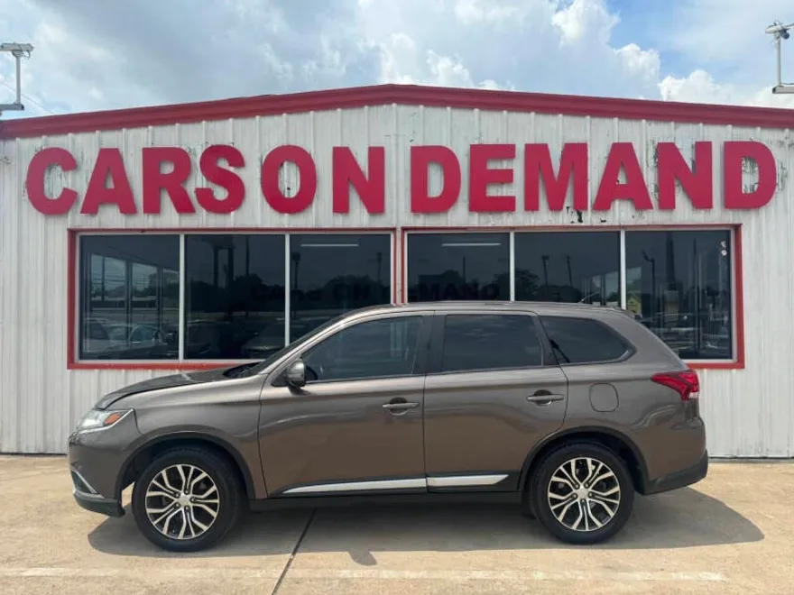 2016 Mitsubishi Outlander SE photo 1